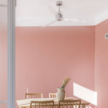 Glasabdeckung für Deckenventilator Just Fan in modernem Raum mit rosa Wand und Holztisch.