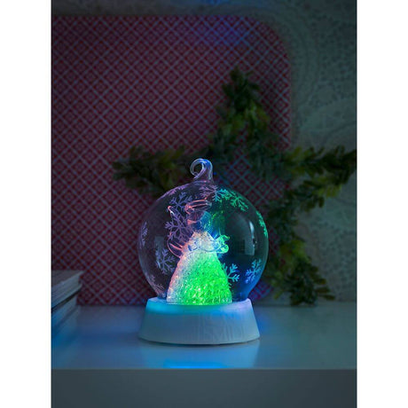 Glaskugel Engel mit 3 Funktionen Timer RGB-Farbwechsel 1 RGB Diode batteriebetrieben in festlicher Umgebung.