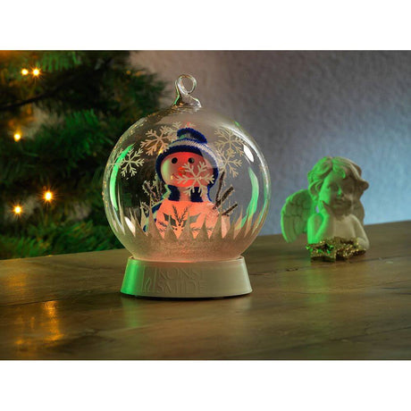 Glaskugel Schneemann mit 3 Funktionen Timer RGB-Farbwechsel 1 RGB Diode batteriebetrieben auf festlichem Tisch.