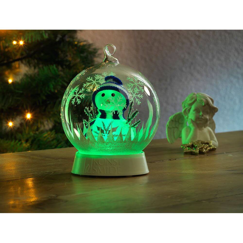 Glaskugel Schneemann mit 3 Funktionen Timer RGB-Farbwechsel 1 RGB Diode batteriebetrieben auf festlichem Tisch