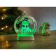 Glaskugel Schneemann mit 3 Funktionen Timer RGB-Farbwechsel 1 RGB Diode batteriebetrieben auf festlichem Tisch