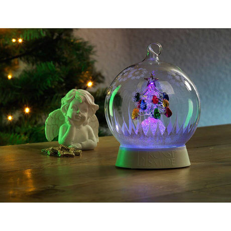 Glaskugel Weihnachtsbaum mit 3 Funktionen Timer RGB-Farbwechsel 1 RGB Diode batteriebetrieben auf festlichem Tisch.