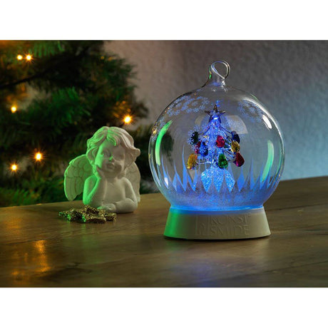 Glaskugel Weihnachtsbaum mit 3 Funktionen Timer RGB-Farbwechsel 1 RGB Diode batteriebetrieben auf festlichem Tisch.