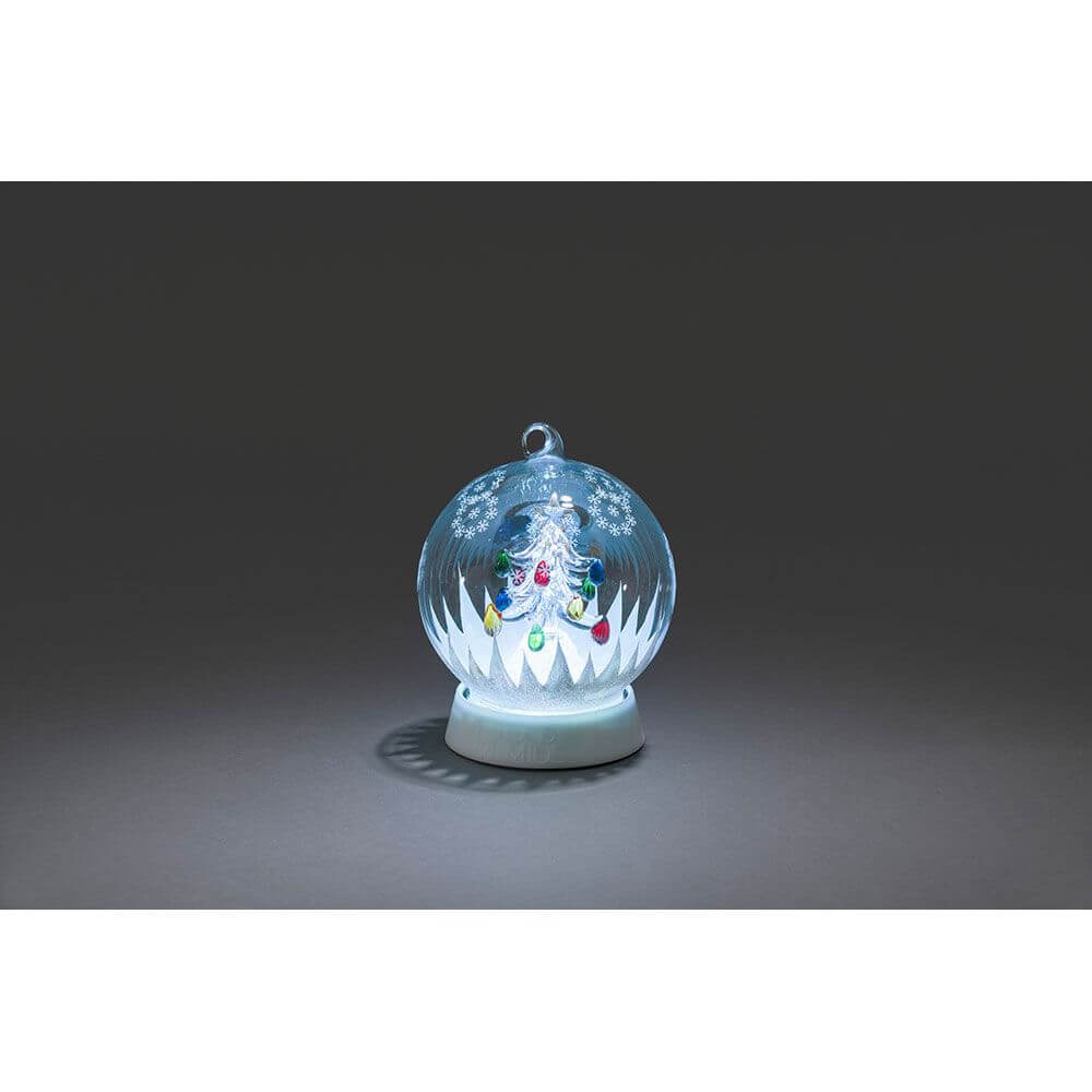 Glaskugel Weihnachtsbaum mit 3 Funktionen Timer RGB-Farbwechsel 1 RGB Diode batteriebetrieben auf festlichem Tisch.