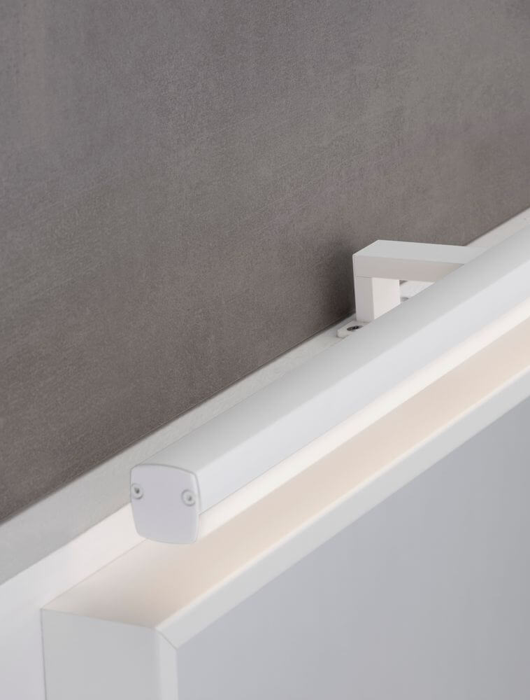 Glim LED Wandleuchte 3000K IP44 auf grauem Hintergrund, modernes Design aus schwarzem Metall und weißem Kunststoff.