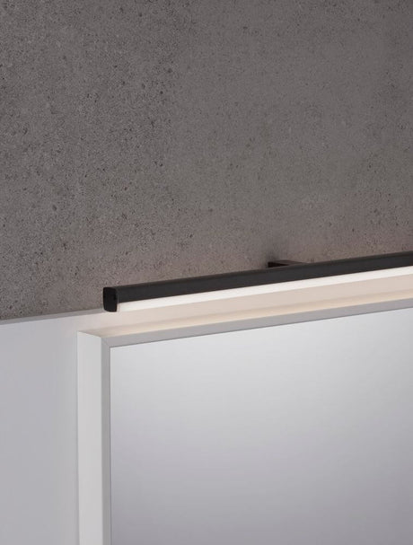 Applique Glim LED 3000K IP44 montée sur un miroir, protégée contre les projections d’eau et au design moderne.