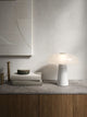 Glossy Tischlampe auf einem modernen Sideboard mit eleganten Materialien und minimalistischem Design.