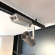 Golo 3-Phasen Power-LED Schienenstrahler in silber, dreh- und schwenkbar, ideal für Ausstellungsräume.