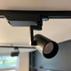 Golo 3-Phasen Power-LED Schienenstrahler in schwarz, dreh- und schwenkbar, montiert an einer Decke.