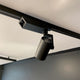 Golo 3-Phasen Power-LED Schienenstrahler montiert an einer Decke, ideal für Ausstellungsräume und Schaufenster.