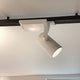 Golo 3-Phasen Power-LED Schienenstrahler in weiß, dreh- und schwenkbar, ideal für Ausstellungsräume und Schaufenster.