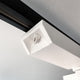 Detailansicht eines weißen LED-Schienenstrahlers mit Euro-Adapter, passend für 3-Phasenschienen.