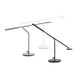 Grazile LED Tischleuchte Flow in Schwarz, Weiß und Grün auf einem Tisch, moderne und modulare Gestaltung, 5W.