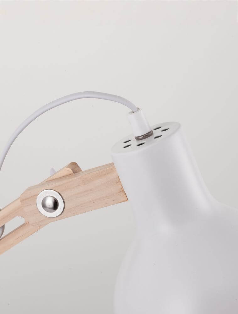 Detailaufnahme der Grou Tischleuchte E27 mit hellem Holz und schwarzem Metall.
