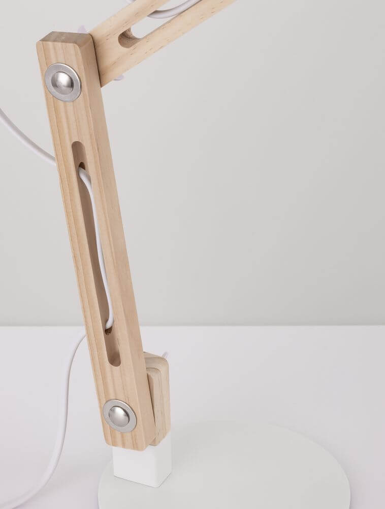 Grou Tischleuchte E27 aus hellem Holz, Detailaufnahme des verstellbaren Arms und der Basis.