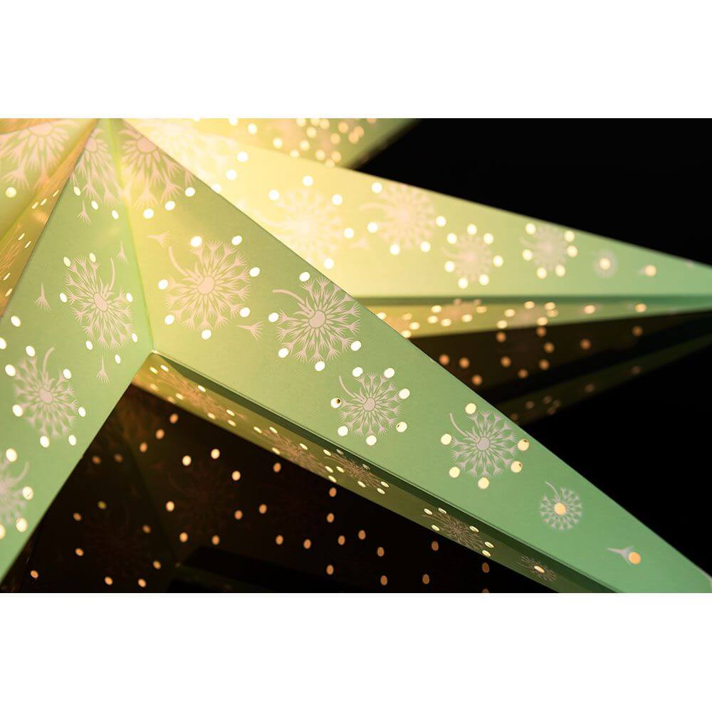 Grüner Papierstern perforiert mit weiß bedrucktem Muster 7 Zacken ohne Leuchmittel, stimmungsvolle Dekoration zur Weihnachtszeit.