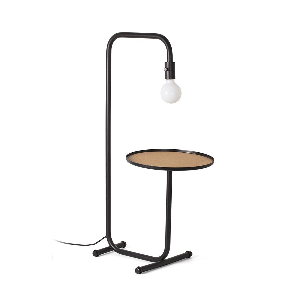 Gæstebord og gulvlampe med sort hylde