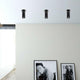 GU10 Einbau-Spot Gypsum Downlight Tube 33cm Schwarz an einer Decke mit Bildern an der Wand.