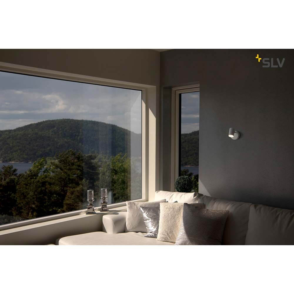 Helia LED Single Wand- & Deckenleuchte 3000K 35° Weiß in modernem Wohnraum mit Ausblick.
