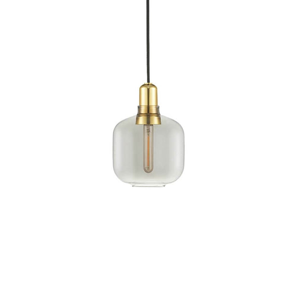 Taklampe Amp L røykglass, messing med nostalgisk design og edle materialer.