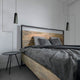 Moderne Schlafzimmer-Ansicht mit Hängelampe Dover, Holzkopfteil und eleganter Bettwaren. Stilvolles Interieur.