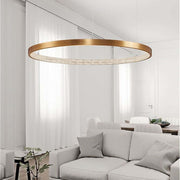 Preston hængelampe Ø 110cm guld i den moderne stue over en komfortabel sofa.
