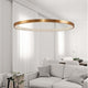 Hängelampe Preston Ø 110cm Gold im modernen Wohnraum über einem gemütlichen Sofa.
