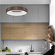LED-Hängelampe Rando Thin Ø 38cm Coffee in modern Küche über Holzschränken.