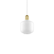 Amp S hengelampe i messing med hvitt glass og elegant messinghode, nostalgisk design.