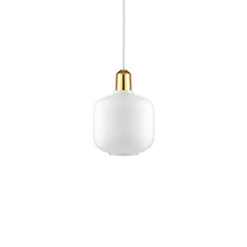 Lámpara colgante Amp S de latón con vidrio blanco y elegante cabeza de latón, diseño nostálgico.