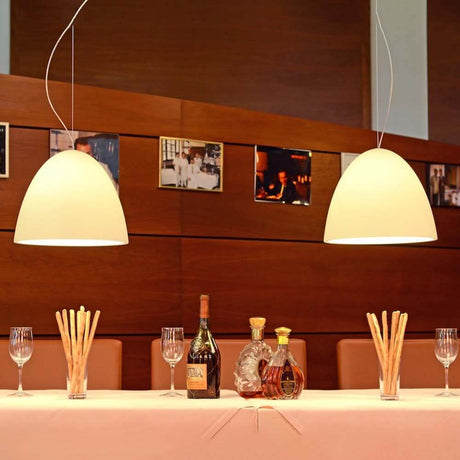 Hängeleuchte Bell ø 21cm 2-flammig über elegant gedecktem Tisch im Restaurant.