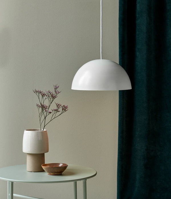 Hängeleuchte Ellen 30 Weiß in minimalistischer skandinavischer Einrichtung mit Vase und Schale.