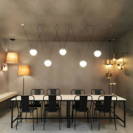 Krogtilbehør til Mine Space Mørkegrå i moderne spisestue med elegant belysning.