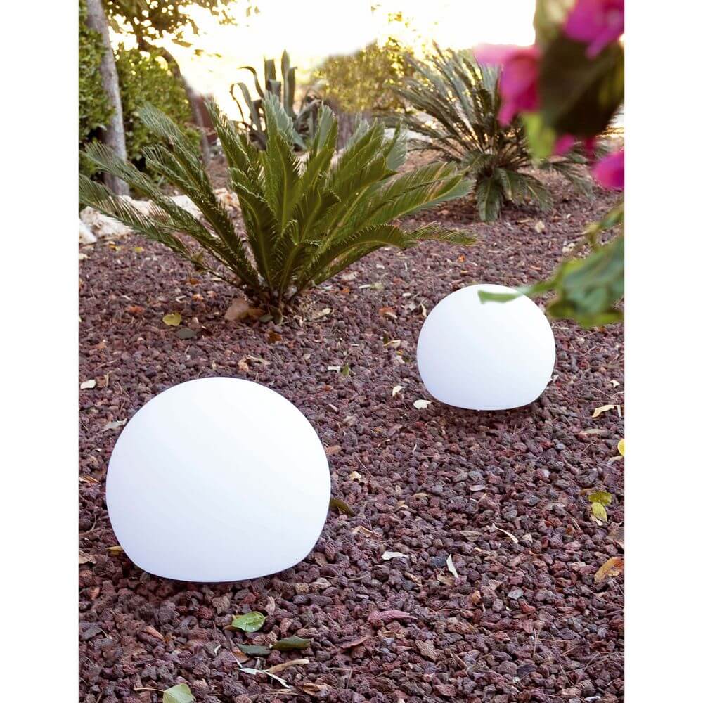 Halbkugel-Außenleuchte Ø 50cm BALDA-G IP55 Weiß in einem Garten mit Pflanzen und Steinen.