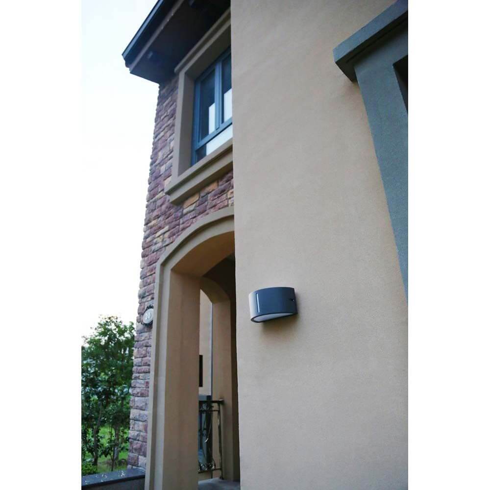 Halbrunde Außenwandlampe Bonn IP54 Anthrazit an einer modernen Hauswand installiert.