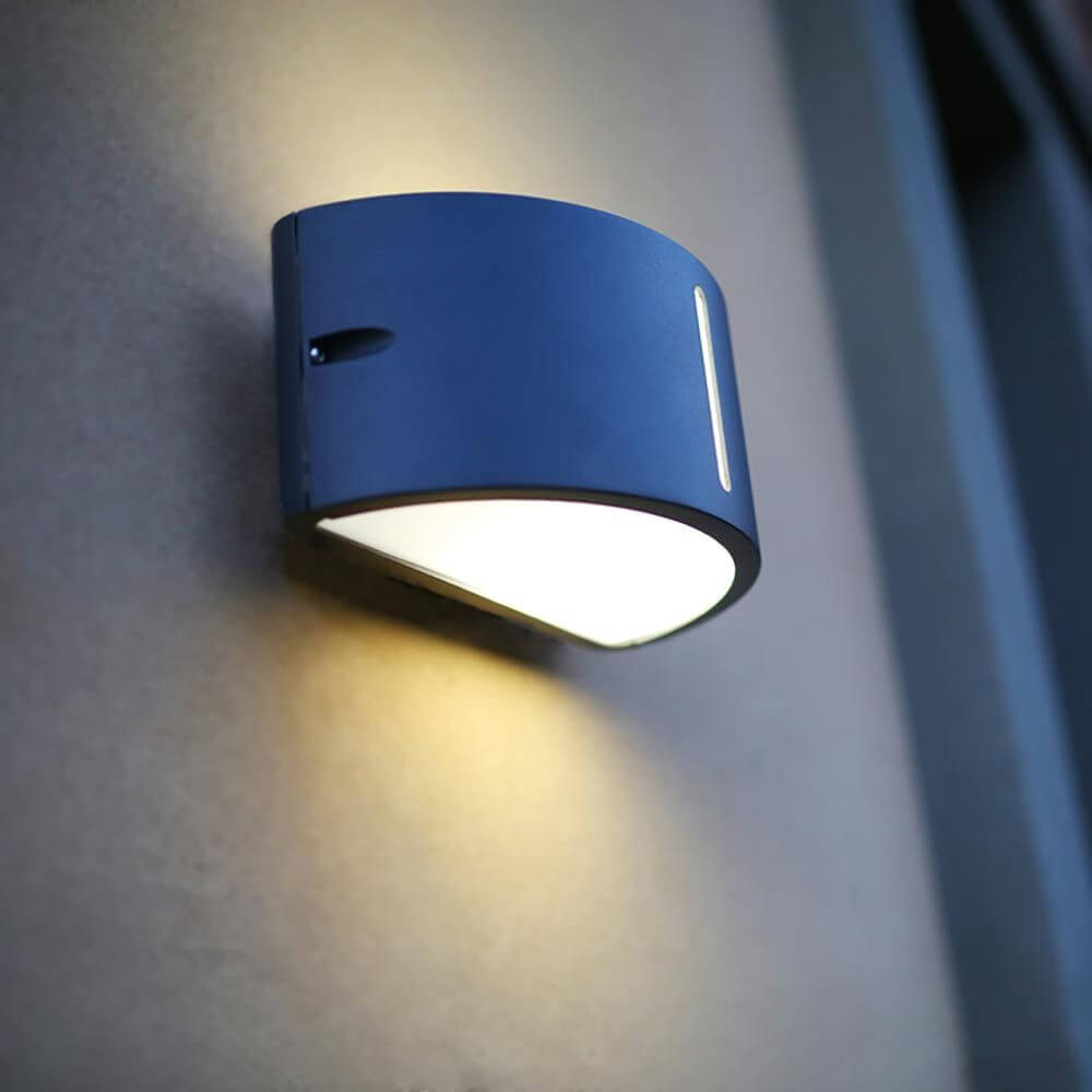 Halbrunde Außenwandlampe Bonn IP54 Anthrazit an einer Wand montiert mit bidirektionalem Lichteffekt.