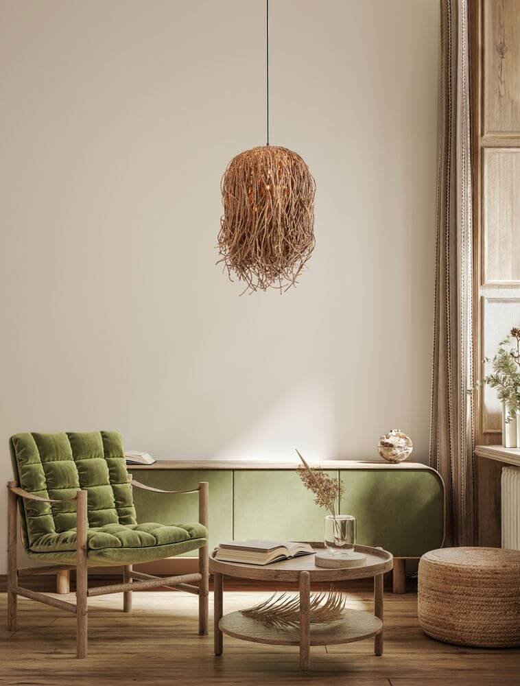 Hay Pendelleuchte E27 Ø 32cm Braun in natürlichem Interieur mit grünem Sessel und Holzdekor.