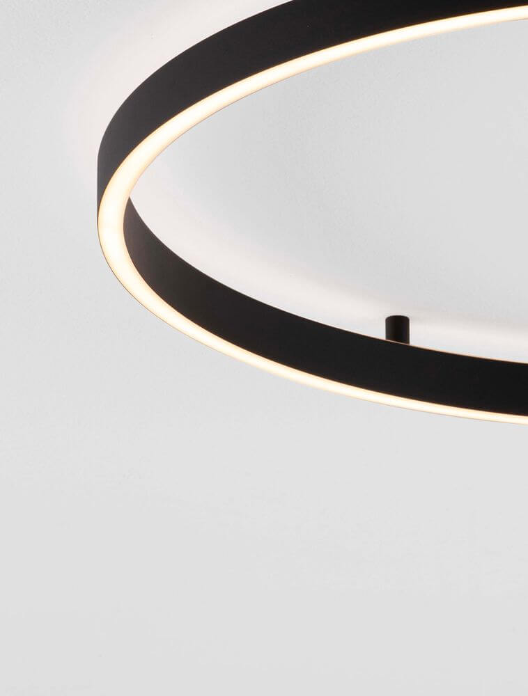 Hedra Deckenleuchte 2-flammig Ø 60cm 3000K mit elegantem Schwarz und warmem Lichtschein.