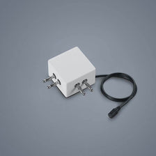 90°-Verbinder mit Kabeleinspeisung Vigo Weiß auf grauem Hintergrund, ideal für elektrische Verbindungen.