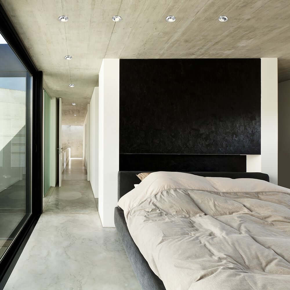Moderne Schlafzimmeransicht mit LED Decken-Einbauleuchte Onto Alu-Matt und minimalistischer Einrichtung.