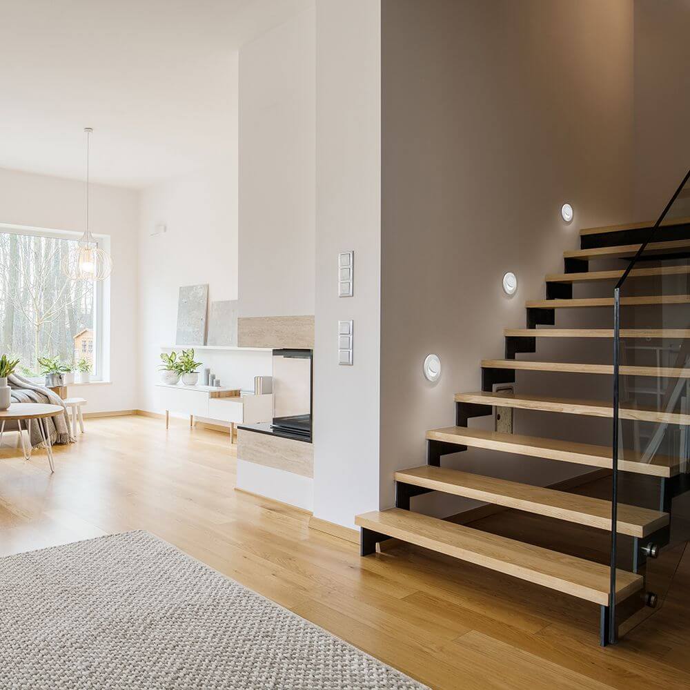 Lampada di illuminazione a soffitto a LED su bianco