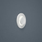 LED Luminaire encastré de plafond Onto Blanc sur un mur gris, idéal pour un éclairage élégant dans la salle de bains ou le couloir.