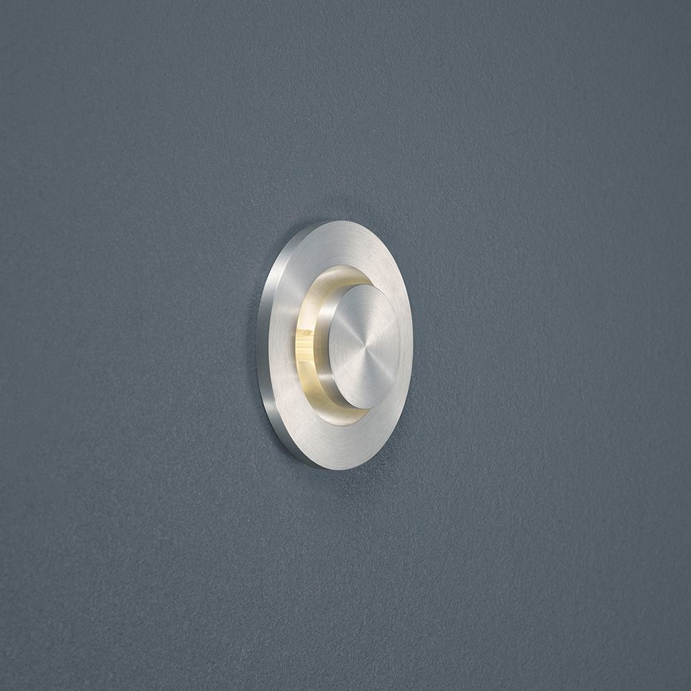 LED Deckeneinbaustrahler Onto in Alu-Matt an einer grauen Wand, stilvolle Beleuchtung für Bad und Flur.