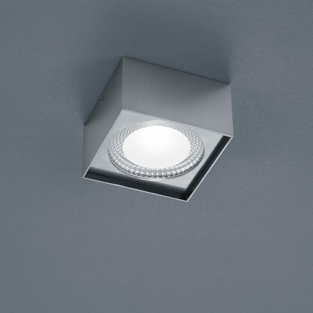 LED Deckenleuchte Kari Nickel-Matt in quadratischer Form an grauer Decke montiert.