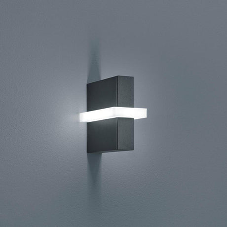 LED Außen-Wandlampe Oki IP54 880lm Graphit an einer Wand mit modernem Design.