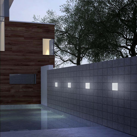 LED Außen-Wandleuchte Air IP65 Weiß an einer modernen Wand im Außenbereich.