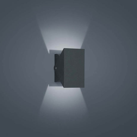 LED Außen-Wandleuchte Free IP54 Graphit an der Wand mit sanftem Lichtschein.