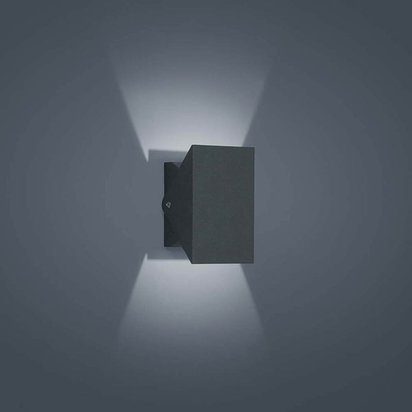 LED Applique extérieure Free IP54 graphite au mur avec une douce lumière d’ambiance.