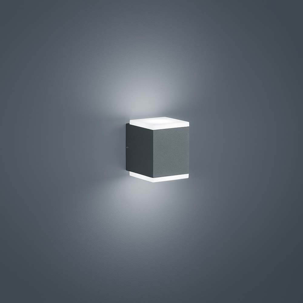 LED Außen-Wandlampe Kibo IP54 Graphit an einer Wand montiert, elegantes Design in Graphitfarbe.