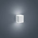 LED Wandaussenleuchte Kibo IP54 Weiß an einer grauen Wand, stilvolles Design und warmes Licht.